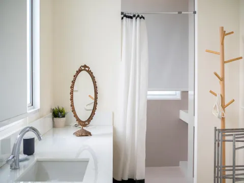 perpaduan keramik lantai dan dinding kamar mandi